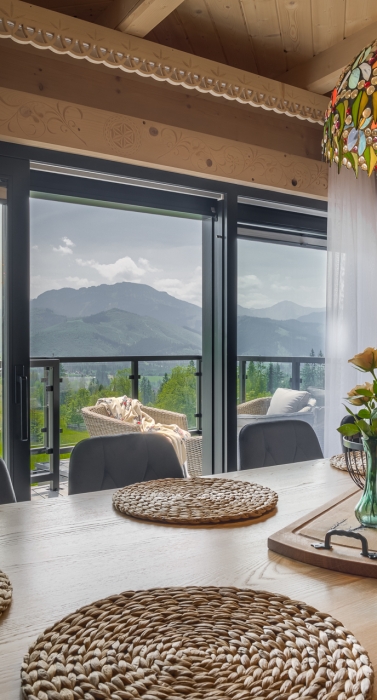 Jadalnia z widokiem na Tatry — Chatka Niedźwiadka, domek w Kościelisku