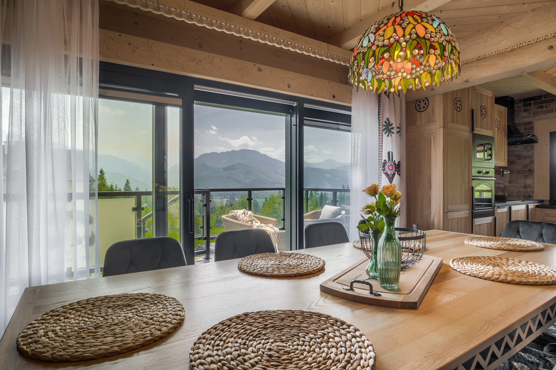 Jadalnia z widokiem na Tatry — Chatka Niedźwiadka, domek w Kościelisku